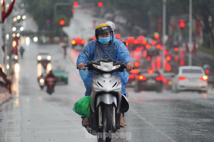 Hậu cơn mưa đêm, Hà Nội kẹt cứng vì giao thông