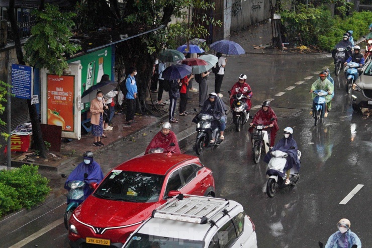 Hậu cơn mưa đêm, Hà Nội kẹt cứng vì giao thông