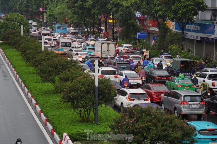 Giao thông Hà Nội tê liệt vì cơn mưa xối xả