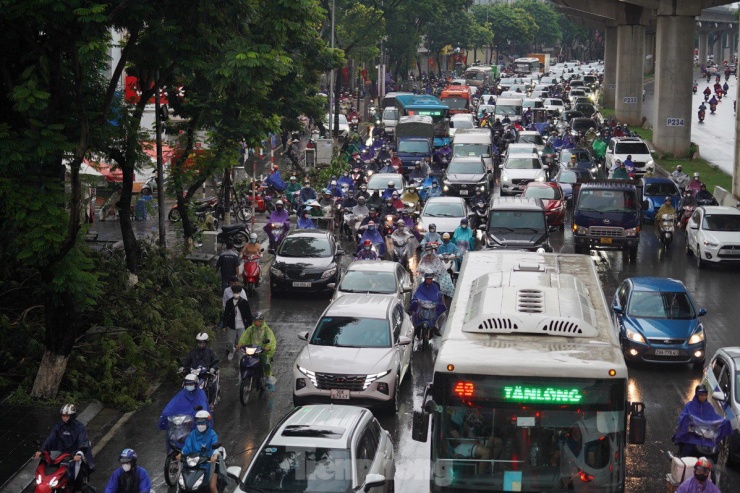 Hậu cơn mưa đêm, Hà Nội kẹt cứng vì giao thông