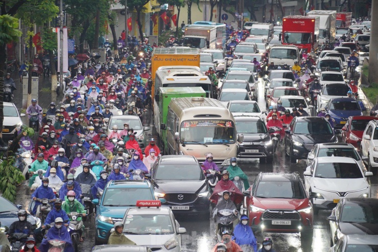 Hậu cơn mưa đêm, Hà Nội kẹt cứng vì giao thông