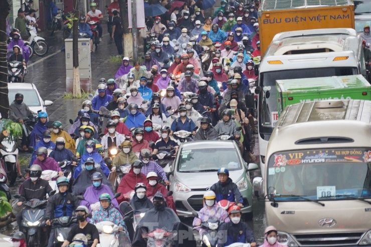 Hậu cơn mưa đêm, Hà Nội kẹt cứng vì giao thông