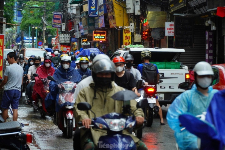 Hậu cơn mưa đêm, Hà Nội kẹt cứng vì giao thông