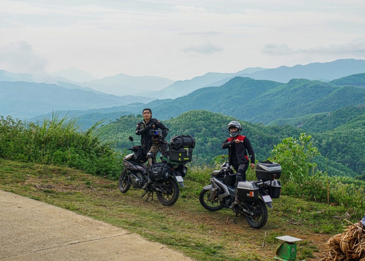 Hoàng Ân và bạn thân ở cung đường thuộc xã Ba Trang, huyện Ba Tơ, tỉnh Quảng Ngãi. Đây là đường đến với thảo nguyên hùng vĩ ở Quảng Ngãi.