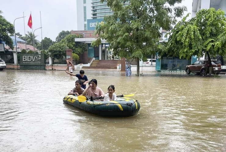 Thái Nguyên ngập lụt nghiêm trọng, người dân dùng xuồng di chuyển