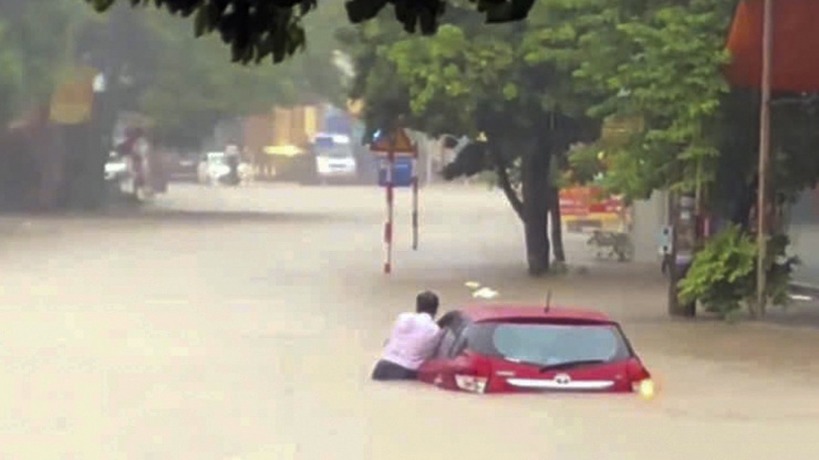 Thái Nguyên ngập lụt nghiêm trọng, người dân dùng xuồng di chuyển