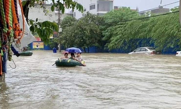 Người dân di chuyển bằng thuyền ở trung tâm TP Thái Nguyên. Ảnh:&nbsp;Thiệp Huỳnh