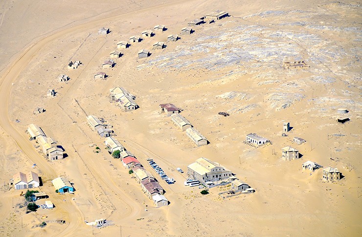 Kolmanskop là một thị trấn ma nằm sâu trong sa mạc Namib ở Namibia. Ít ai ngờ, nơi đây từng là ngôi làng phồn thịnh bậc nhất châu Phi.
