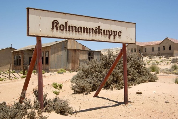 Câu chuyện về&nbsp;Kolmanskop bắt đầu từ năm 1908 khi một công nhân đường sắt phát hiện ra một viên kim cương lấp lánh dưới lớp cát mỏng khi đang làm việc.
