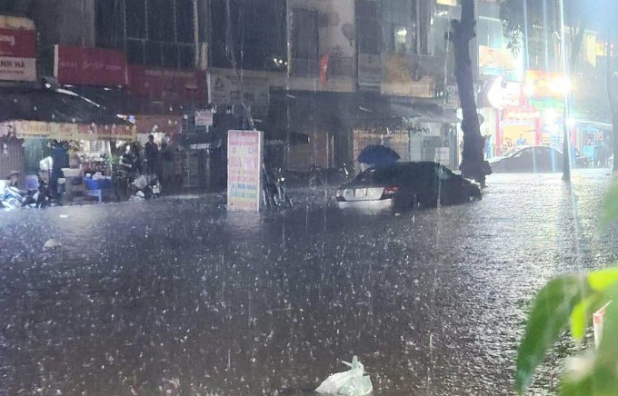 Mưa ngập trên phố Phùng Hưng tối 22/8. Ảnh: Nguyệt Minh