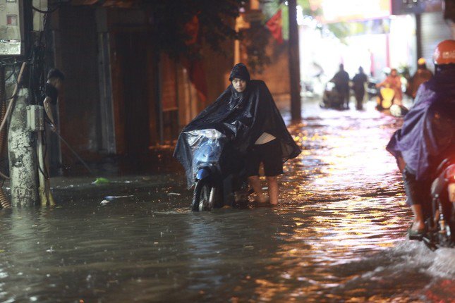 Mưa lớn bao trùm Hà Nội, gây ngập nặng và hàng nghìn tia sét