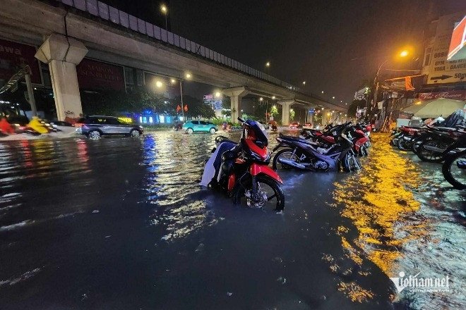 Sấm sét dữ dội, mưa lớn gây ngập úng miền Bắc