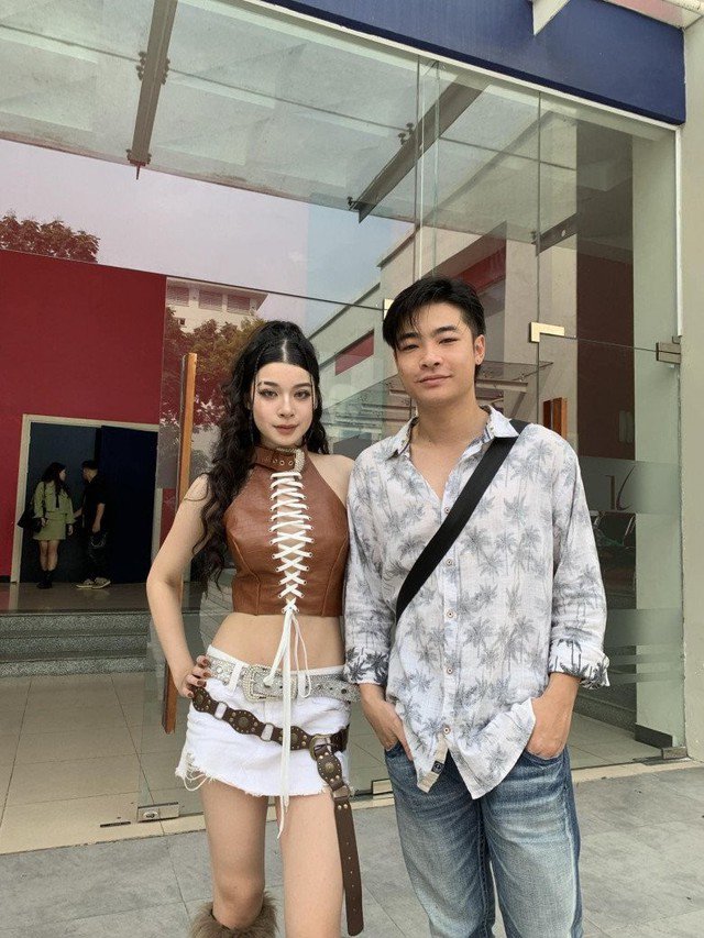 Điều thú vị là anh trai cô - diễn viên Võ Hoài Vũ cũng vừa góp mặt phim mới của VFC mang tên "Đi giữa trời rực rỡ".
