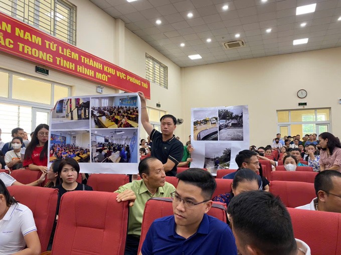 Phụ huynh trình bày sự vất vả khi phải đưa con đi học xa nhà, chiều 23/8. Ảnh: Bình Minh