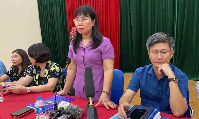 Bà Đỗ Thị Thúy Hà, Phó chủ tịch UBND quận Nam Từ Liêm (áo tím), chủ trì họp phụ huynh chiều 23/8. Ảnh: Bình Minh