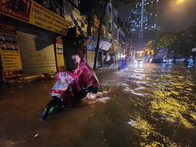 Mưa lớn tiếp tục hoành hành miền Bắc, gây ngập úng và nguy cơ lũ quét