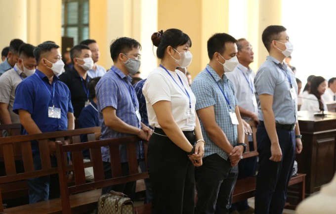 Các bị cáo được tại ngoại nghe tuyên án. Ảnh: Quỳnh Trần