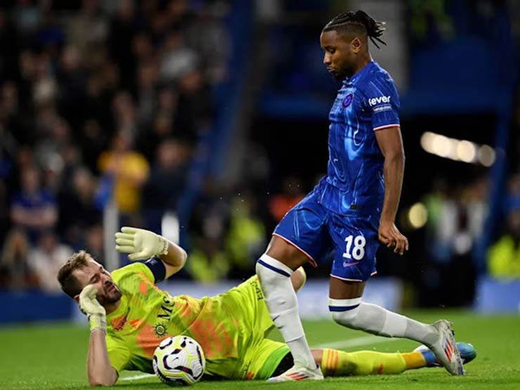 Nkunku kiếm được quả penalty và đích thân ghi bàn mở tỷ số cho Chelsea đầu hiệp 2