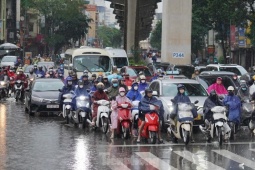 Hà Nội mưa từ đêm đến sáng, xe ùn tắc mọi ngả đường, người dân chật vật tìm đường tới công sở