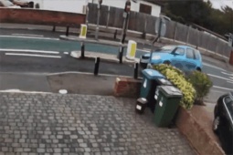 Bạn trẻ - Cuộc sống - Đoạn đường siêu hẹp khiến vô số tài xế non tay 'toát mồ hôi'