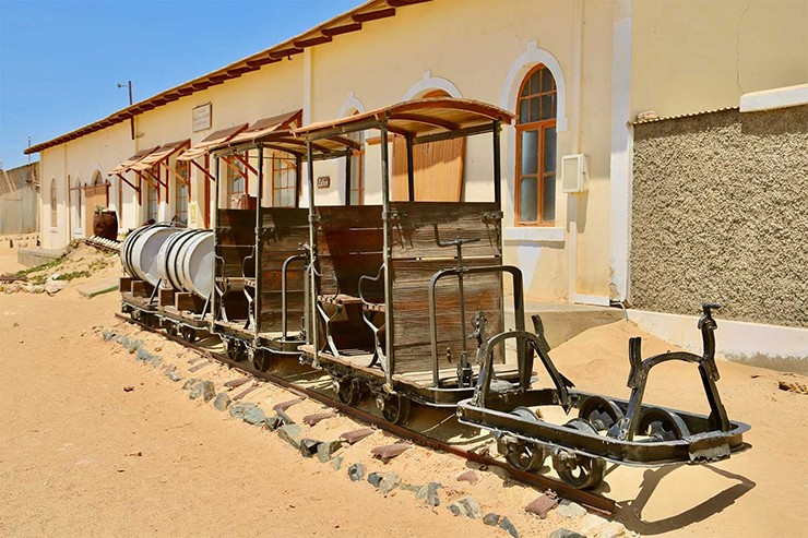 Những người giàu có bắt đầu đổ xô tới&nbsp;Kolmanskop. Thị trấn phồn hoa hình thành với chuỗi cửa hàng tấp nập, đồn cảnh sát, trường tiểu học, bưu điện, tiệm bánh, quán nước,...
