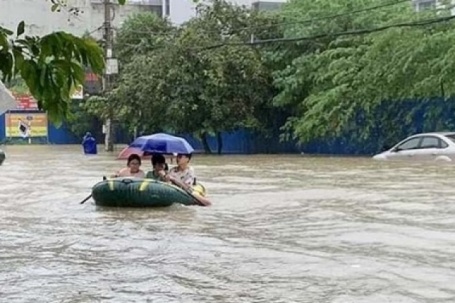 Hà Nội và miền Bắc hứng mưa lớn kỷ lục do tổ hợp hình thế thời tiết