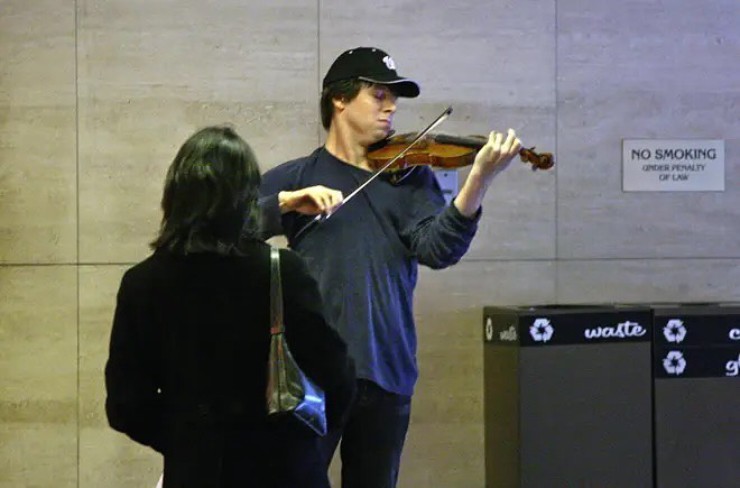 Joshua Bell say mê chơi nhạc ở ga tàu điện ngầm