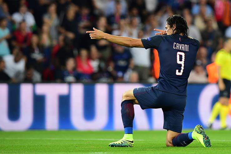 Cavani đã bị thẻ đỏ ở Pháp vì pha ăn mừng này