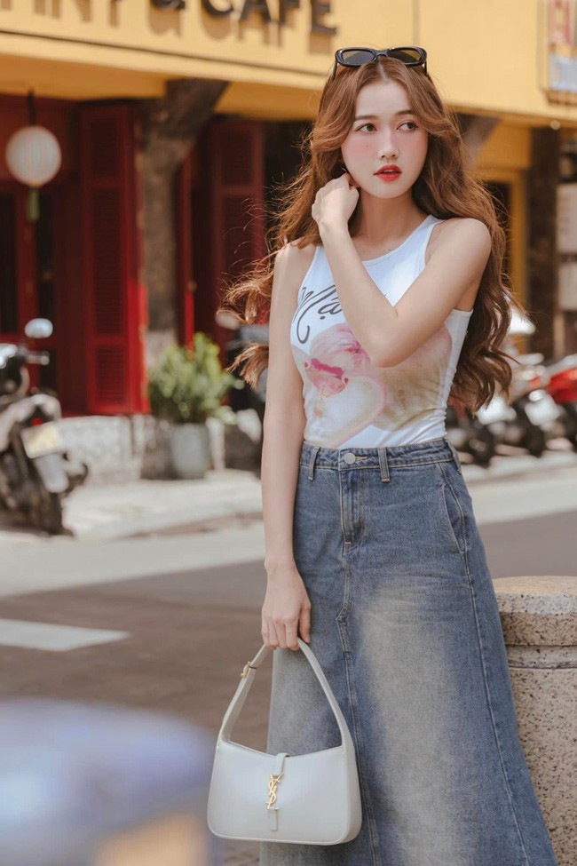 Cô có gương mặt xinh đẹp và nụ cười tỏa sáng, căng tràn sức sống
