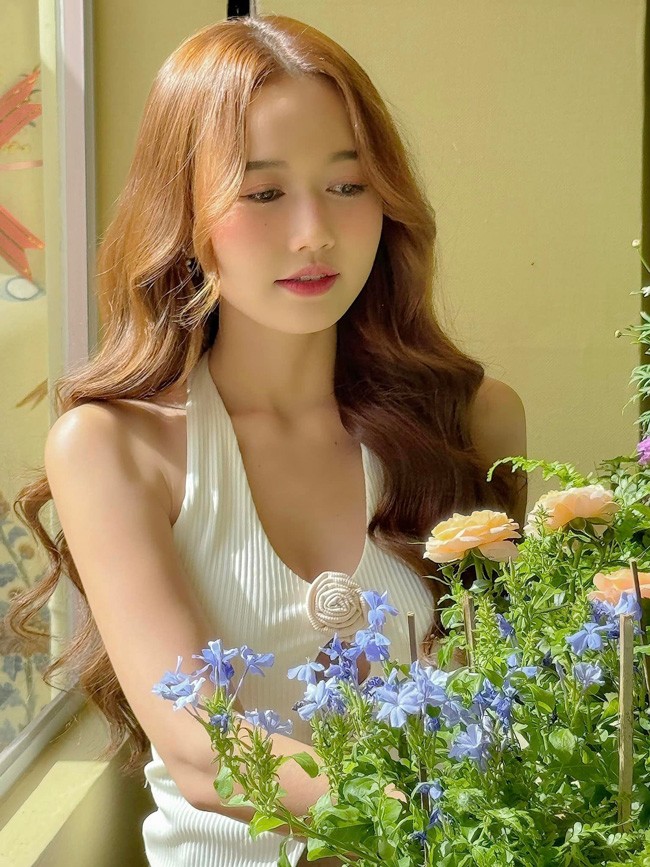Nhung Gumiho chia sẻ, ngày mới vào nghề, cô cũng rất bỡ ngỡ và không có nhiều kinh nghiệm. Nhưng may mắn gặp được những đồng nghiệp, cộng sự tốt, đã hỗ trợ và giúp cô rất nhiều trong công việc.
