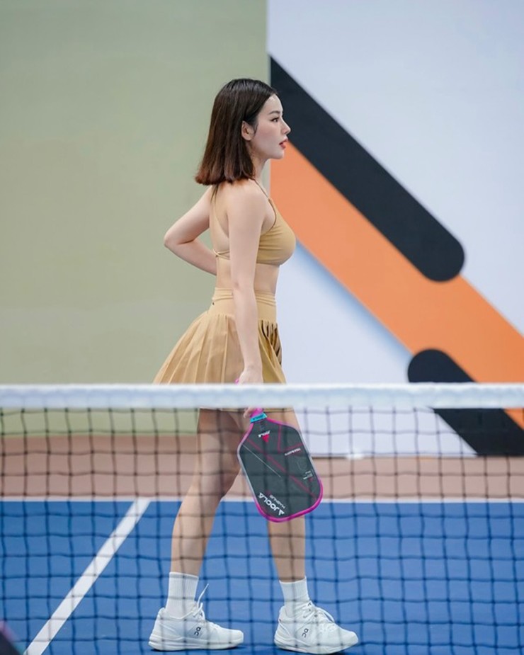 Pickleball đang được mệnh danh là "môn thể thao thị phi" khi câu chuyện ăn mặc sao cho phù hợp trên sân tập đang là chủ đề khiến nhiều diễn đàn tranh cãi nảy lửa. Milan Phạm là nhân vật tiếp theo được thêm vào danh sách các mỹ nhân Việt có thời trang pickleball bị một bộ phận người dùng mạng chỉ trích.
