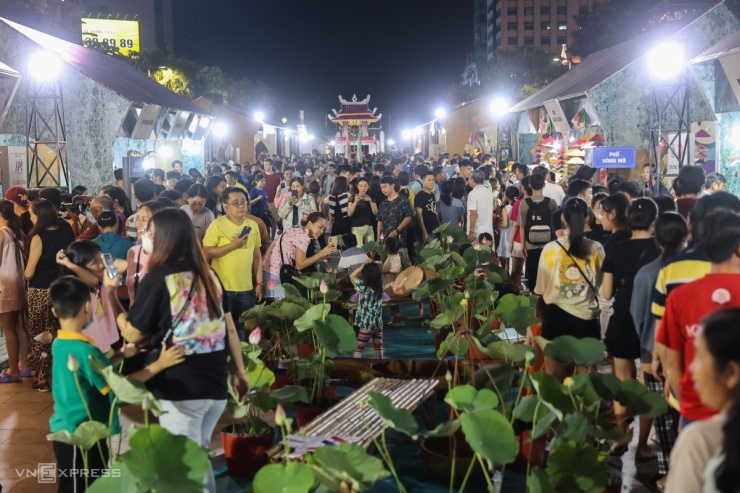 Hà Nội thu nhỏ tưng bừng trên phố đi bộ Nguyễn Huệ