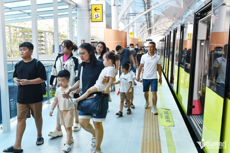 Trải nghiệm tàu điện ngầm Hà Nội: Thu phí vẫn đông khách, tiết kiệm thời gian và tiền bạc