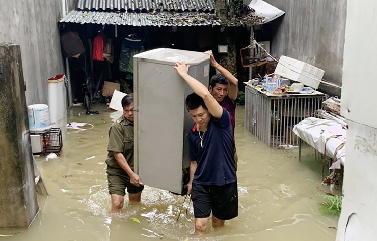 Lực lượng chức năng TP Cao Bằng hỗ trợ người dân di dời tài sản. Ảnh: Viết Tiệp&nbsp;