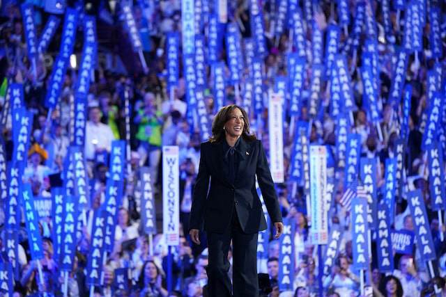 Bà Kamala Harris phát biểu tại Đại hội toàn quốc Đảng Dân chủ ở Chicago hôm 22-8. Ảnh: Reuters