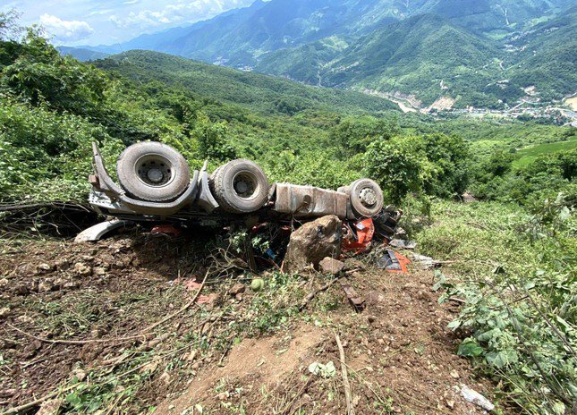 Vụ tai nạn thảm khốc: Xe đầu kéo chở quặng từ Lào về Việt Nam lao xuống vực, tài xế tử vong tức khắc