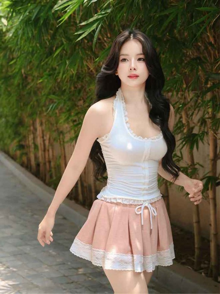 Dù đi lên từ khó khăn song Mie khẳng định mình sẽ không để bản thân dễ &#34;chết chìm&#34; trong những lời mật ngọt về tiền bạc, không muốn trở thành nữ DJ sa ngã, &#34;gần bùn mà chẳng hôi tanh mùi bùn&#34; là cuộc sống của mình.
