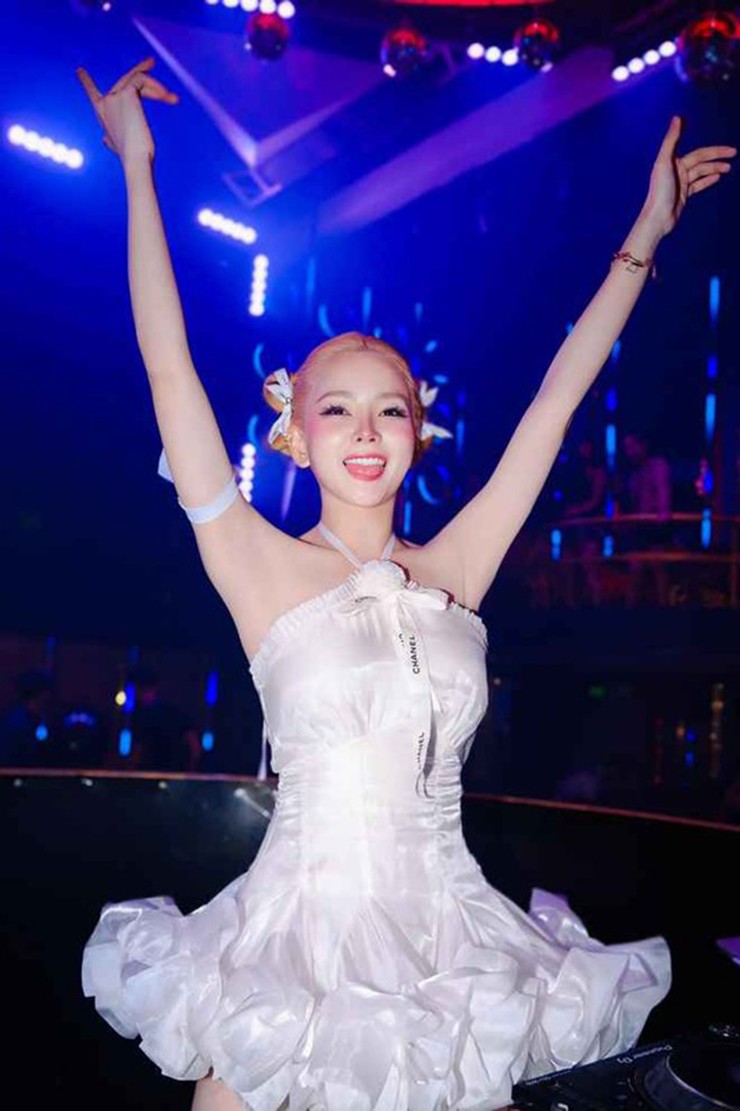 DJ Mie có tên đầy đủ là Trương Tiểu My, sinh năm 1995. Mie được biết đến rộng rãi sau khi tham gia các chương trình như The Remix, Rap Việt,...
