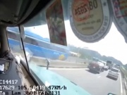 Ô tô - Clip: Không giảm tốc, tài xế container ủi Lexus liên tục vào xe tải