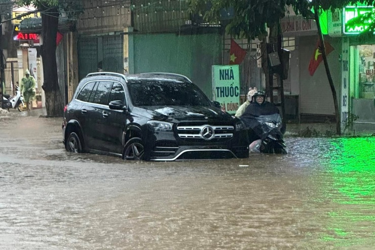 Sạt lở nghiêm trọng tại dốc Cun khiến giao thông ách tắc trên Quốc lộ 6