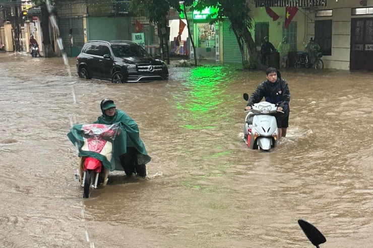 Sạt lở nghiêm trọng trên Quốc lộ 6 tại Hòa Bình, xe máy bị nước cuốn trôi