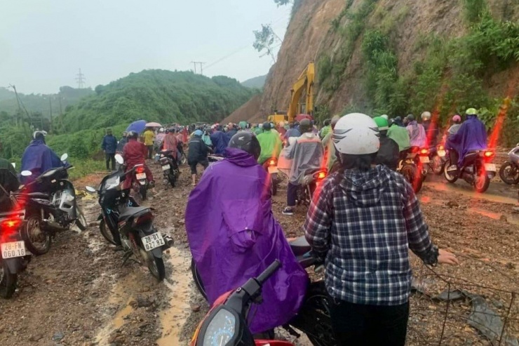 Sạt lở nghiêm trọng tại dốc Cun khiến giao thông ách tắc trên Quốc lộ 6