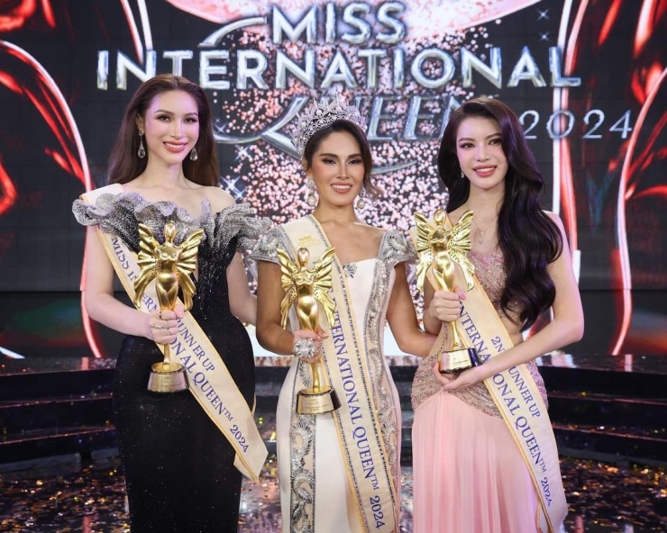 Sau gần 1 tháng khởi động, Miss International Queen (Hoa hậu Chuyển giới Quốc tế) 2024 chính thức tìm ra tân hoa hậu là người đẹp Catalina Marsano từ Peru. Á hậu 1 và 2 lần lượt gọi tên Saruda Panyakham từ Thái Lan và Nguyễn Tường San của Việt Nam.