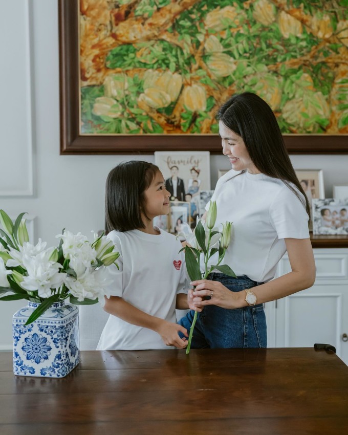 Tăng Thanh Hà cùng con gái Chloe cắm hoa tại nhà.