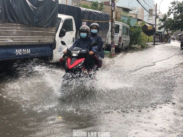 Mưa lớn gây ngập nhiều nơi tại TP HCM, dự báo tiếp tục diễn ra vào chiều tối