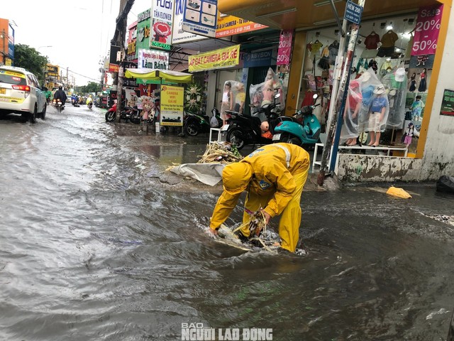 Mưa lớn gây ngập nhiều nơi tại TP HCM, dự báo tiếp tục diễn ra vào chiều tối