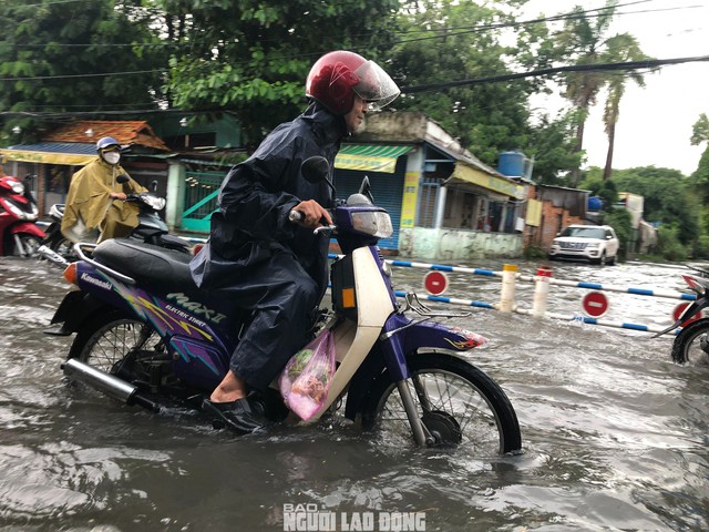 Phương tiện bị chết máy khi đi qua đoạn ngập trên đường Nguyễn Văn Khối