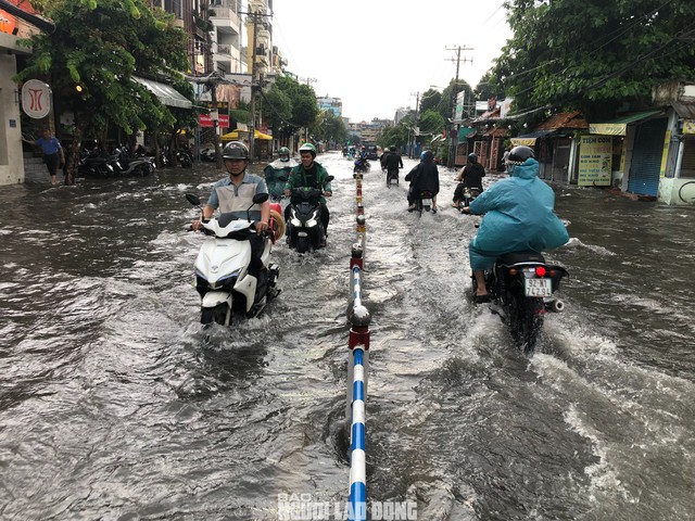 Mưa Lớn Hoành Hành TP HCM, Gây Ngập Nhiều Tuyến Đường