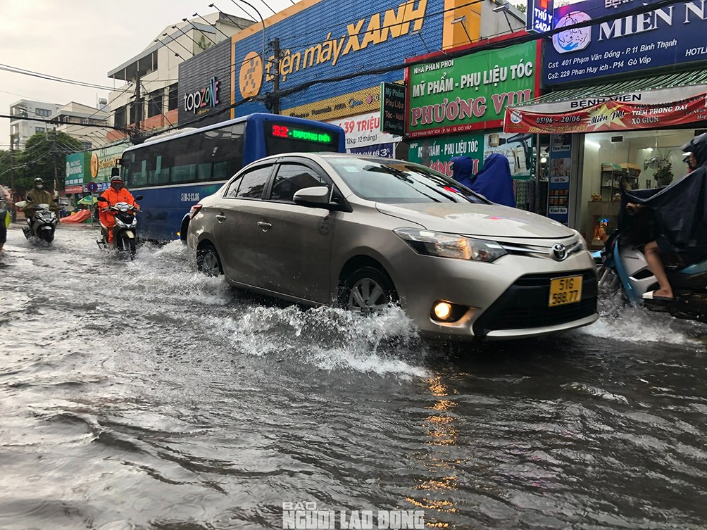 Loạt ảnh đường phố TP HCM mênh mông nước sau trận mưa lớn chiều nay - 3