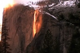 Media - Cận cảnh "thác lửa" rực cháy bên hẻm núi